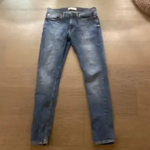 Hej jag säljer mina jeans eftersom dom inte kommer till användning. De är storlek 29W och 32L. Dom är slim fit. Kan skicka fler bilder om det önskas.  Kan gå ner i pris under snabb affär
