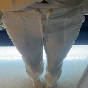 Mjukisbyxor - Säljer nu ett par mjukisbyxor från lager 157. Dom är helt nya bara testade✨ Dom är i storlek M👍🏼