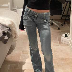 Säljer dessa super snygga jeans från Lee. Midjemåttet rakt över är 37cm & innerbenslängden är 81cm. 🫶🏼