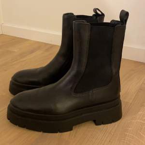 Säljer svarta chelsea boots från zara storlek 37. Aldrig använda! 
