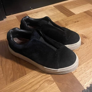 Eytys  - Jag säljer mina Eytys skor i storlek 38. Säljer för att jag inte längre använder. Köpte för 2000kr, säljer för 1000kr. Skriv för fler frågor!