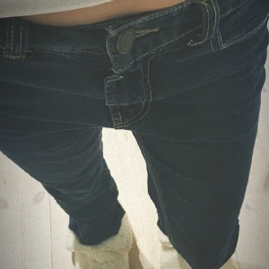 Mörkblåa jeans🫶🏼 - Nu säljer jag ett par jätte fina midwaisted jeans då de tyvärr har blivit för små för mig. Jag skulle nog säga att modellen är en blandning av utsvängda och raka ben. Kp för fler bilder! (Pris kan även diskuteras privat)  