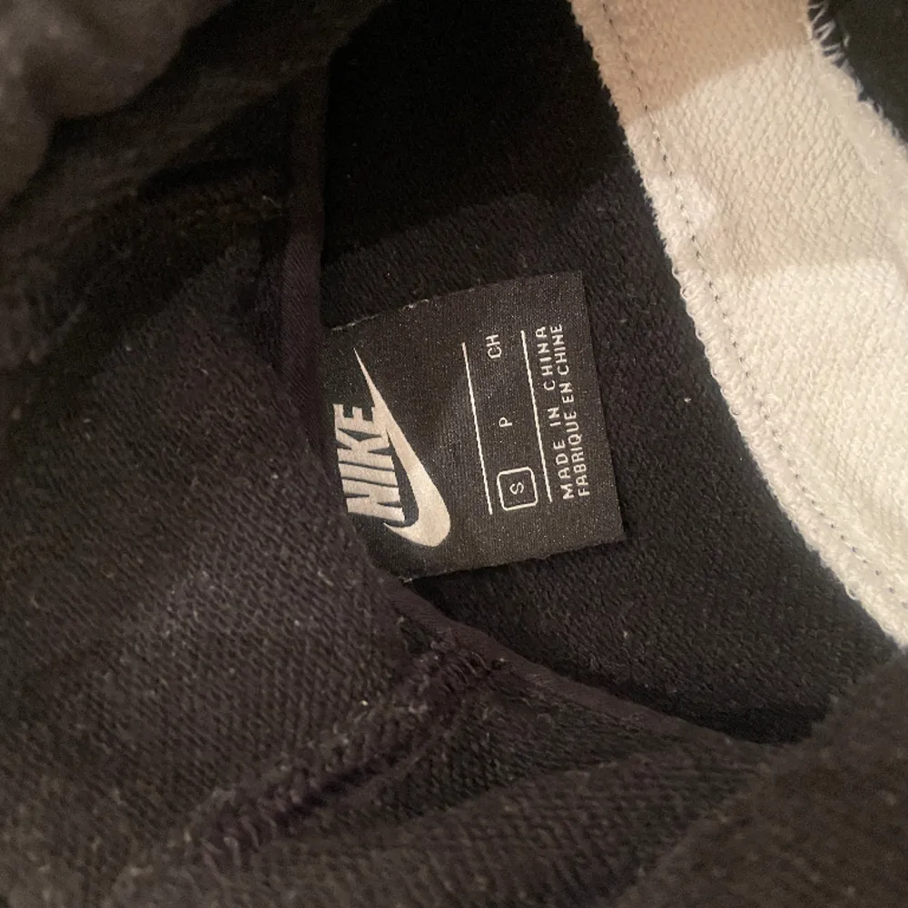 Nike hoodie i storlek S, i bra skick . Hoodies.