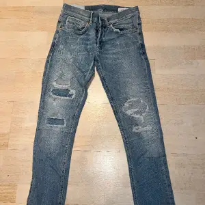 Storleken på Dondup Jeans varierar från tvätt till tvätt. På alla mina jeans står det 29 eller 30. Dom passar dig som ligger på midja ca 30. Köpta på United Fashion Göteborg. 