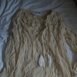 Otherstories blus - Superfin blus från otherstories som är oanvänd alltså i toppen kvalitet. Perfekt till middag/ fest eller skola för den delen🙌 skriv privat för fler bilder och frågor ☺️💖