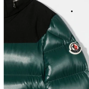 Moncler jacket - Sick 8/10  Väldigt bra pris OG pris 8000kr Säljer ändats för 3500. Kan ta betalt igenom kontant eller swish! 