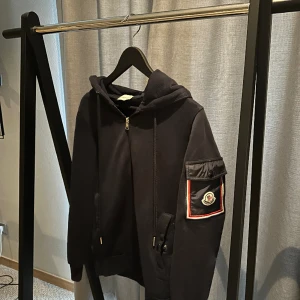 Moncler ziphoodie. - Äkta vara. Kvalite: 9:10 Ny pris: 6999 Mitt pris: 2999 