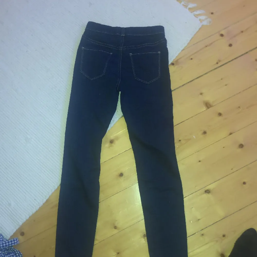 Hej! Jag säljer ett par blå jeans 😸 dem är i bra skick. Hoppas du blir intresserad!😸. Jeans & Byxor.