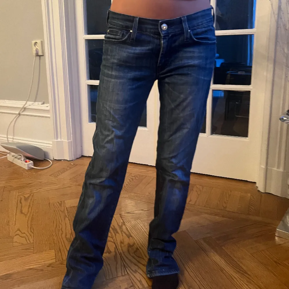 Skitsnygga lågmidjade bootcut jeans från 7 for all mankind😍. Jeans & Byxor.