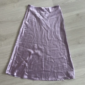 Satinkjol - Lika satinkjol från shein. Endast använd 1 gång. I strl s.