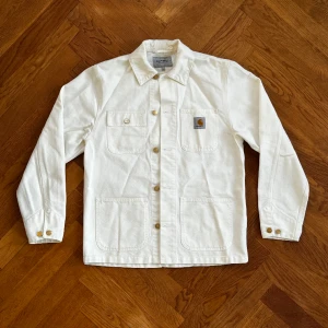 Carhartt jacka vit - Superfin carhartt jacka vit. Helt ny, aldrig använd. Storlek Small. 