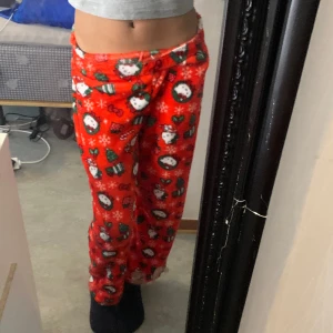 Hellokitty byxor jul - Säljer ett par hellokitty byxor i storlek s.aldrig använts köpte men gilla inte dom.helt nytt skick.skriv till mig för mer info❤️ har ett par i XS och en i S