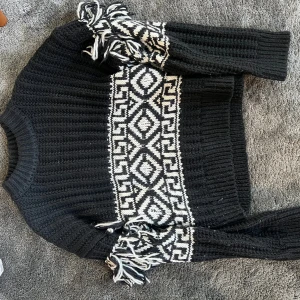 Tröja - Tröja med fina detaljer från hm. Använd fåtal gånger. Nypris 399kr. Helt slutsåld på nätet