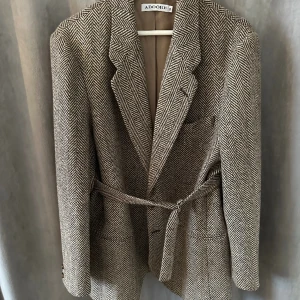 Blazer från Adoore - En blazer från Adoore i twill. Kan bäras på olika sätt. Använd 2 gånger, nypris 1595.