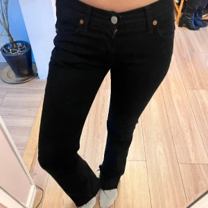 7 for all mankind - low waist - Jeans från 7 for all mankind i toppskick. Låg midja. Storlek 25 och lite för långa för mig som är 160 cm. 