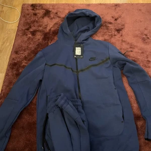 Nike tech set - Nike tech hela set med byxor helt ny. Storlek L . 