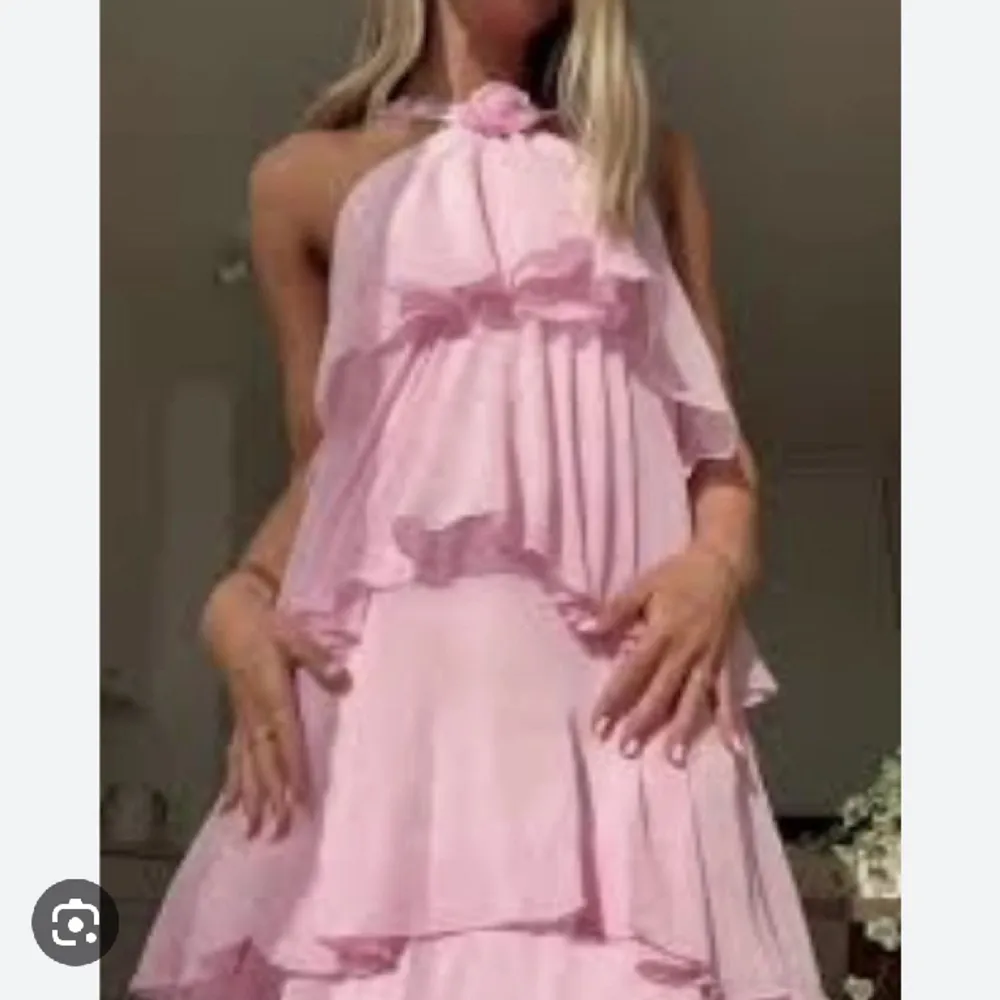 Hej! Jag söker denna klänning i st XS/S till en bal i juni. Jag köper den direkt från 900kr 🥰🫶💕. Klänningar.