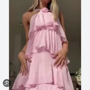 SÖKER Felicia Wedin x Vero Moda klänning - Hej! Jag söker denna klänning i st XS/S till en bal i juni. Jag köper den direkt från 900kr 🥰🫶💕