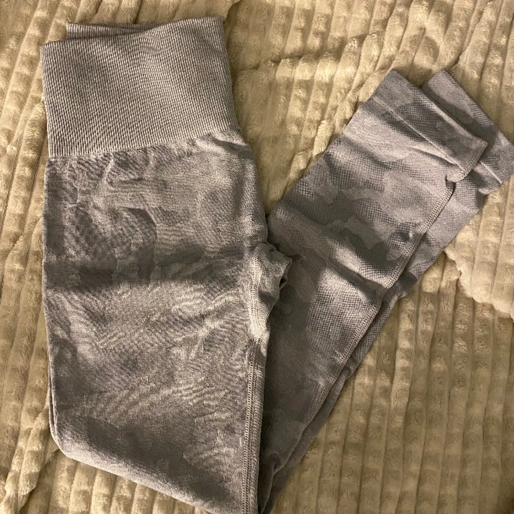 gym tights i camouflage-mönster från något wholesale märke som säljs på amazon, använda sparsamt!. Jeans & Byxor.