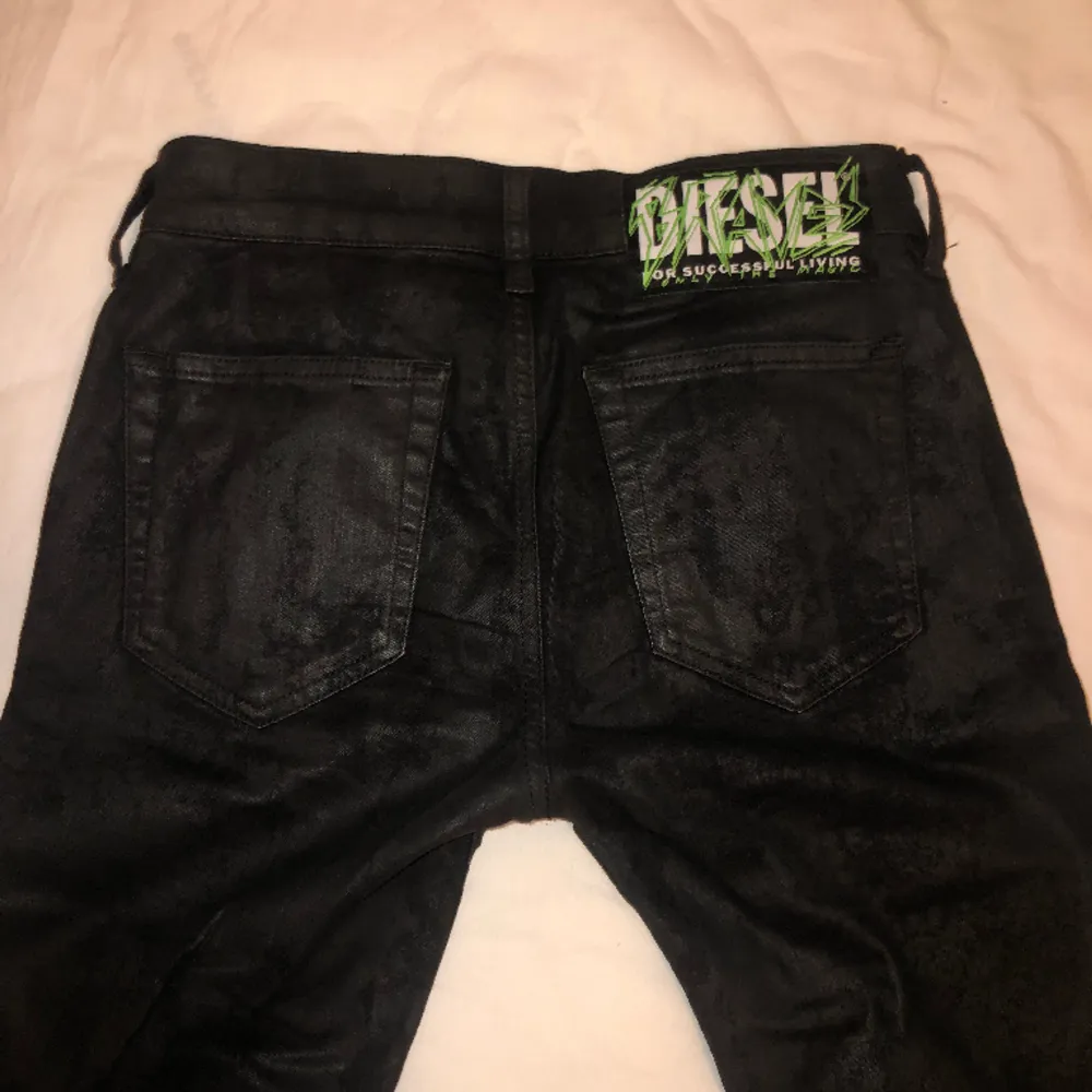 Lowwaist svarta jeans från diesel med slits där fram. Sista bilden är samma modell fast i en annan färg för att se hur de ser ut bättre. Jeans & Byxor.