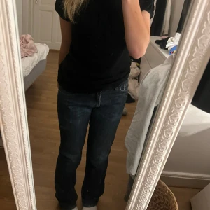 Jeans  - Jätte fina jeans i storlek 30/32. Jag är 63 cm lång och perfekta i längden för mig 💕💕 säljer för att jag har andra liknade 