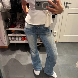 Blå lågmidjade jeans - Så coola och unika blå jeans! Jag på bilden är 165💕