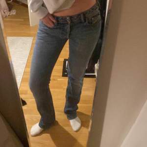 Ett par vintage diesel jeans i bra skick. Strl 30, jag har vanligtvis M i byxor. Långa på mig som är 175. Lite slitna i slutet av benen. 