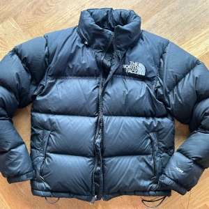 North FaceTime Women's 1996 Retro Nuptse Jacket - Svart North face jacka för liten kvinna. Använd men i bra skick. Säljer den för att den är för kort. 