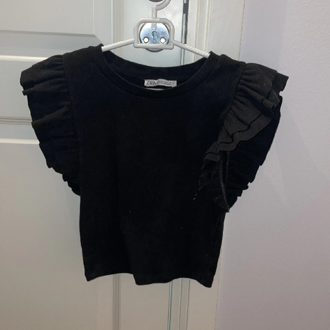 svart gullig volang topp