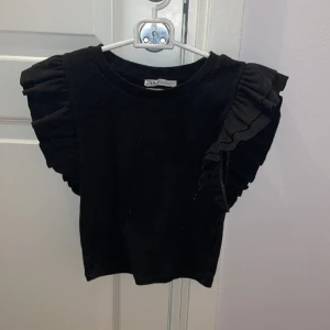 svart gullig volang topp - bra skick, inte använd innan, 