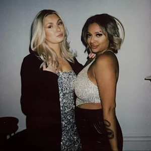 Glittrig tubklänning - Så fin klänning med silvriga paljetter som är väldigt sparsamt använd. Perfekt till fest!! Stl M, jag är storlek S/M och 172cm för referens. Köpt för 400kr, säljer för 140kr🩷