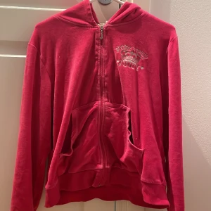 rosa juicy couture tröja - bra skick, lite trasig längst ner i dragkedjan men går att stänga, 