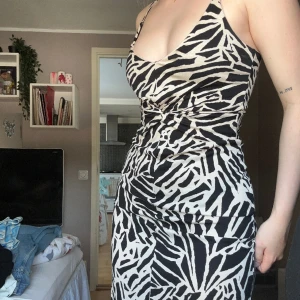 Mönstrad klänning - Aldrig använd, lappen kvar. Köparen står för frakt 