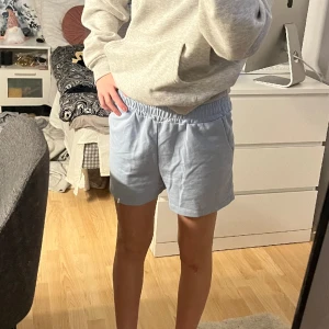 Blåa shorts - bebisblå shorts, för små där av säljs dom, är 163 så skulle rekommendera att va kortare än de för att dom ska passa