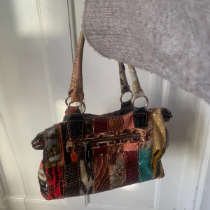 Handväska  - Jättenajs handväska, lite slitage men i bra skick!