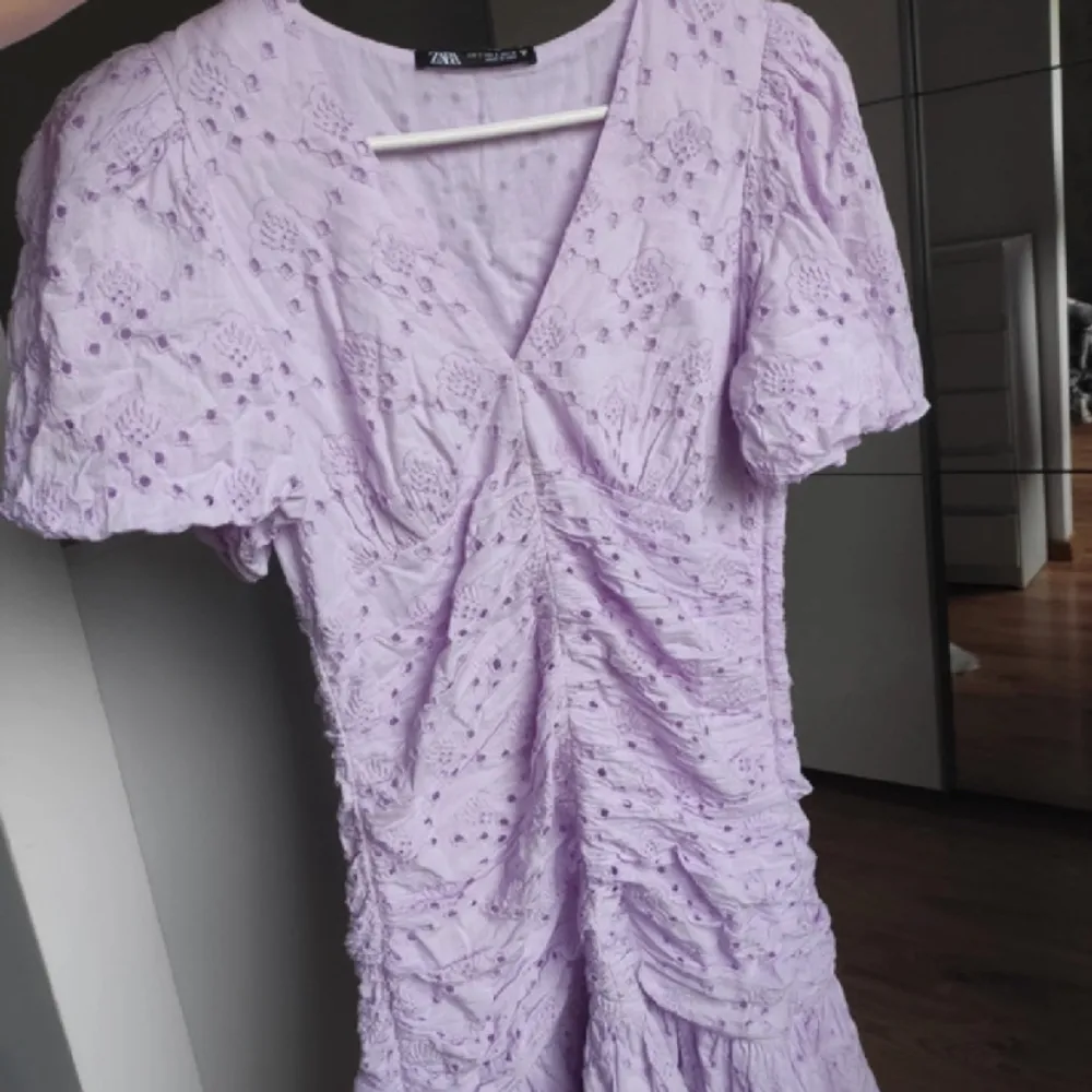En lila klänning från zara i nyskick💜 storlek s. Klänningar.