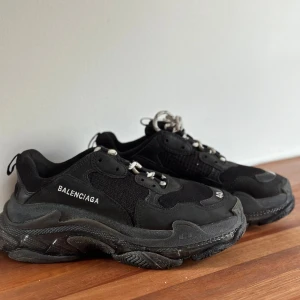 Balenciaga Triple S - - Bra skick - Nypris ca 9000kr - storlek 40 men är stor i storleken 