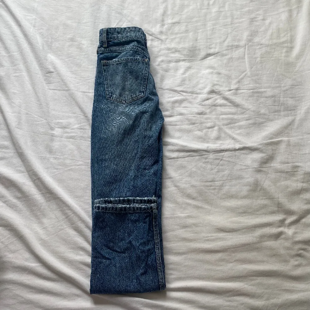 Säljer nu zara populära mid rise straight jeans i blå. En gamal modell som inte finns att köpa längre.   Använda några få gånger men i väldigt väldigt bra skick fortfarande. (Sickar mer bilder om så önskas) ☺️  Ps: pris kan diskuteras vid snabb affär. Jeans & Byxor.