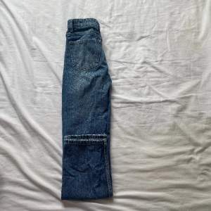 Säljer nu zara populära mid rise straight jeans i blå. En gamal modell som inte finns att köpa längre.   Använda några få gånger men i väldigt väldigt bra skick fortfarande. (Sickar mer bilder om så önskas) ☺️  Ps: pris kan diskuteras vid snabb affär