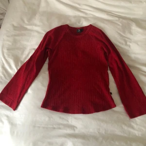 Röd långärmad tröja med vida ärmar Strl S/M - Stretchig vintage tröja i bomull från märket connect. Mellan röd och vinröd. Storlek 42/44 men mer som 40/42. Skulle passa en storlek S men inte lika åtsittande gissar jag. Finns inga bilder på men Dma gärna vid andra frågor. Köparen står för frakt.