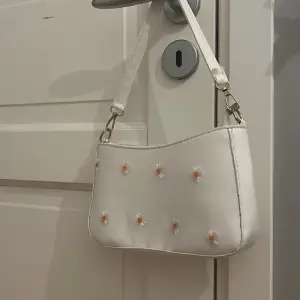 ❗️Fint skick ❗️Vit blommig handväska 🌼🤍 Köpt för längesen men inte använd mer än 1 gång