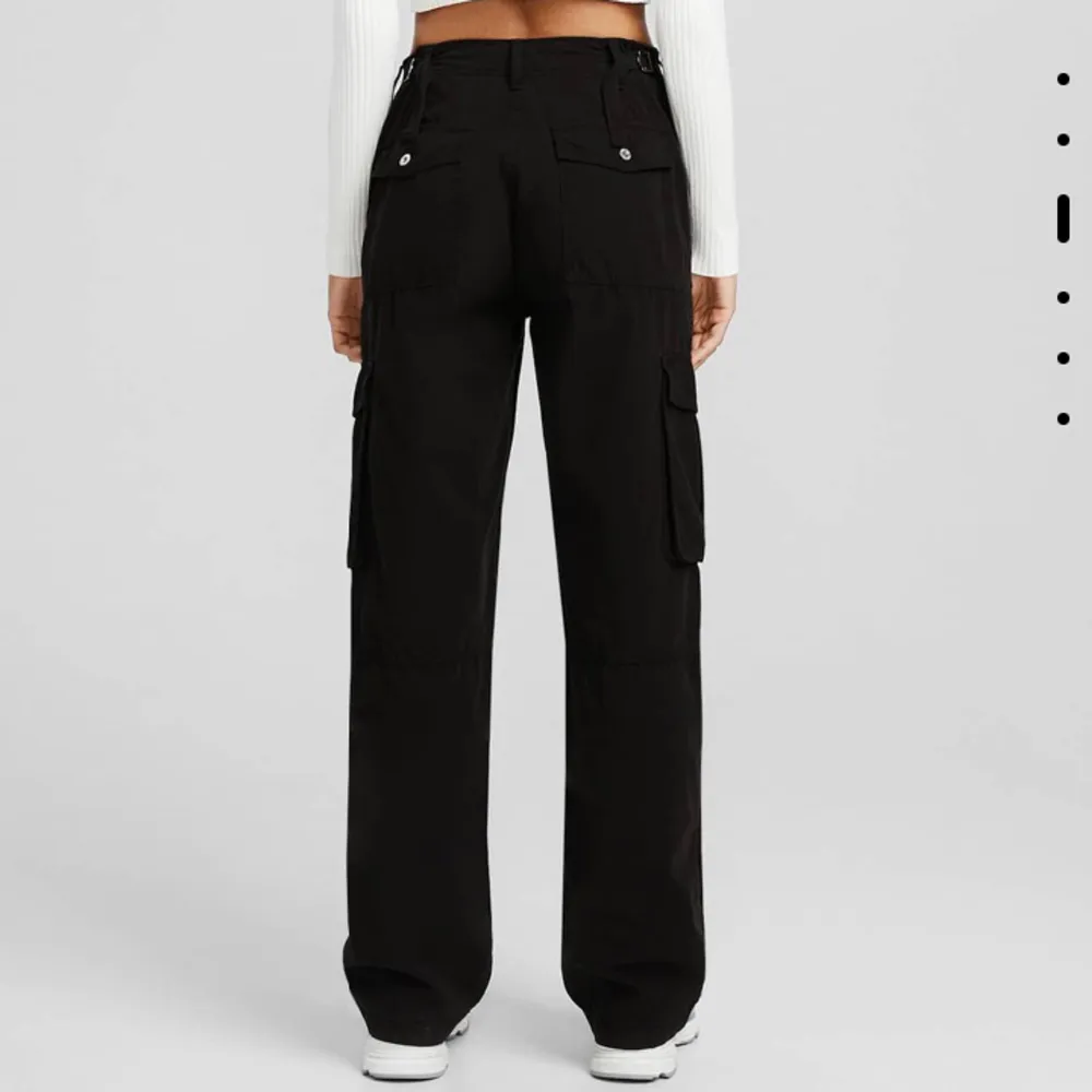 (Höj ljusstyrkan!) Så snygga straightleg cargopants som köptes för 450kr! Använt en gång så är som nya! Jättebekvämt material och justerbar vid midjan vilket är underbart💕Lätt en av de bästa byxorna jag köpt men är tyvärr inte min stil längre🫶🏼 . Jeans & Byxor.