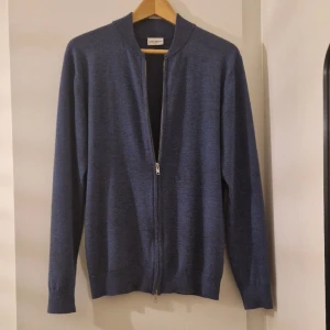 John henric full zip 100% merinoull  - Tjena! Säljer denna sjukt snygga merinoull full zipen från john henric nypris 1700 kr skick 9/10 använda 3-5 gånger. 