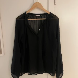 Blus - Fin blis som ej använda längre stl L men sitter fint på mig som är runt xxs-s ❤️