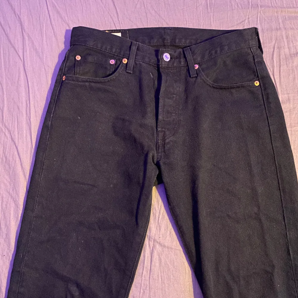 Levis jeans i storlek 29/32, endast testade, 10/10 skick. köpta för 1099kr säljer för endast 450kr. Bara att skriva om du vill ha fler bilder eller om du har några funderingar!. Jeans & Byxor.