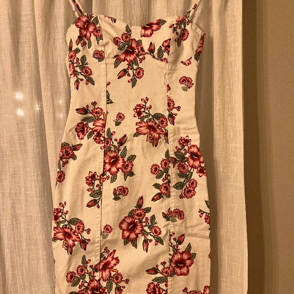 Blommig jeansklänning 