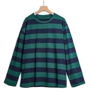 säljen en grön och svart randig långärmad tröja i strl L 🫶