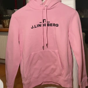 J.Lindeberg hoodie - Jättefin J.Lindeberg Hoodie💕Använd fåtal gånger Storlek:S Nypris:599kr Säljer:200kr Priset kan diskuteras🌟