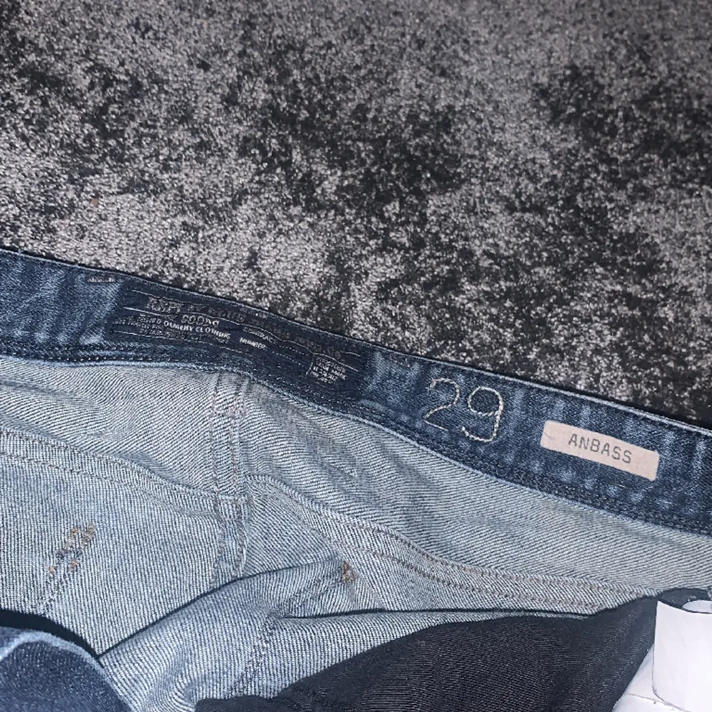 Säljer dessa feta replay anbass jeans i storleken 29/34. Dem är helt nya aldrig använda. Tveka inte att höra av dig vid minsta fundering.  Nypris:1200kr. Jeans & Byxor.