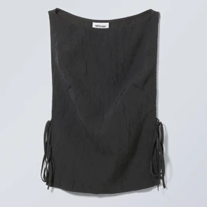 Svart linne med knytning - Så fint svart linne från weekday med knytning på sidorna, endast använd en gång, originalpriset på hemsidan är 360, frakt ingår ej, köp ej direkt utan hör av dig innan 💕